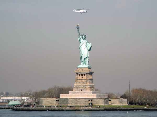 Hallo schöne Frau! Umschwärmt wie eh und je...