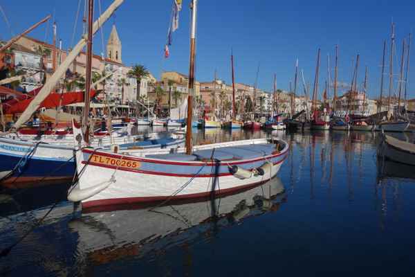 Bunter Hafen von Sanary