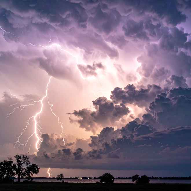 Blitz vor Unwetter-Wolken