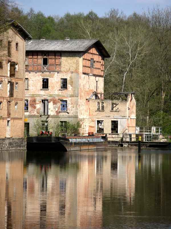 Altes Gebäude am Kanal