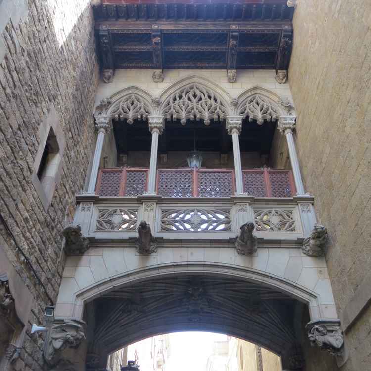 Neugotische "Seufzerbrücke" in Barcelona