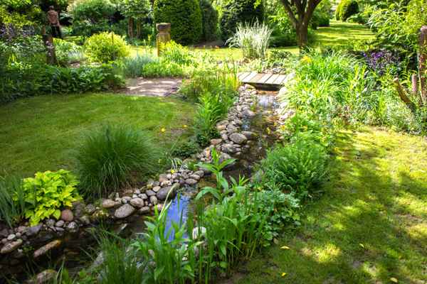 Gartenanlage mit Bachlauf und Brücke