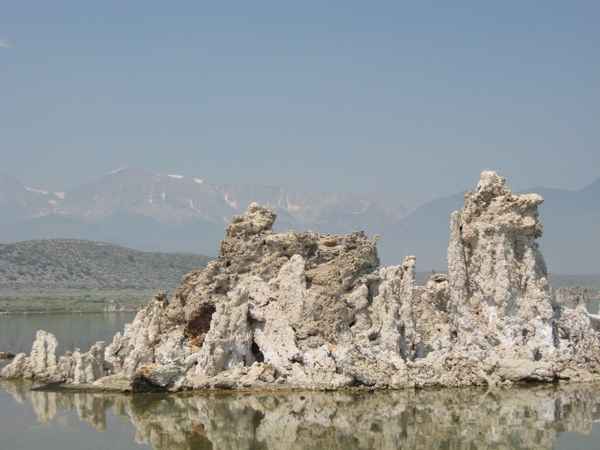 Tuffgestein im Mono Lake vor einer Gebirgskette der Sierra Nevada