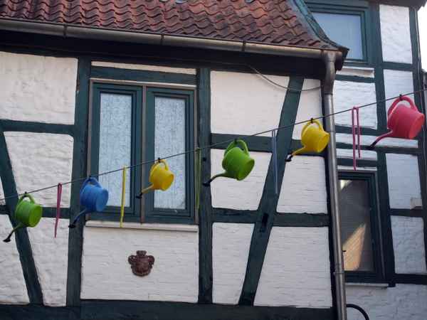 Die bunten Gießkannen in Eckernförde
