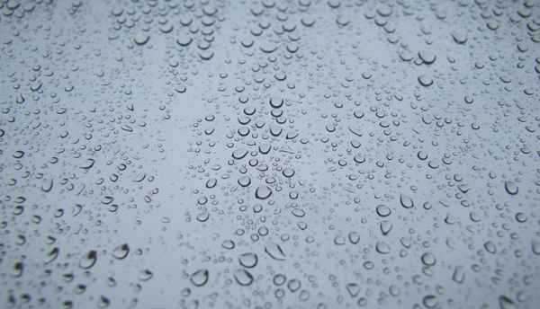 Wassertropfen an Scheibe