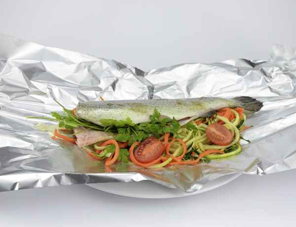 Forelle roh, vor dem Garen in der Folie