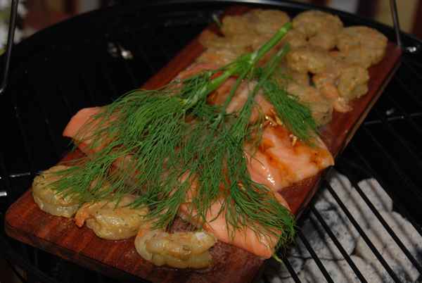 Marinierter Lachs  mit Dill und Krabben auf Zedernholz