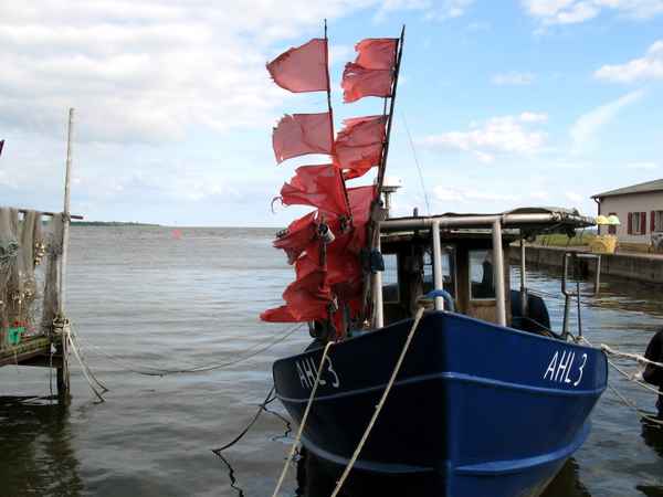 Der Fischer mit dem Boot im Hafen