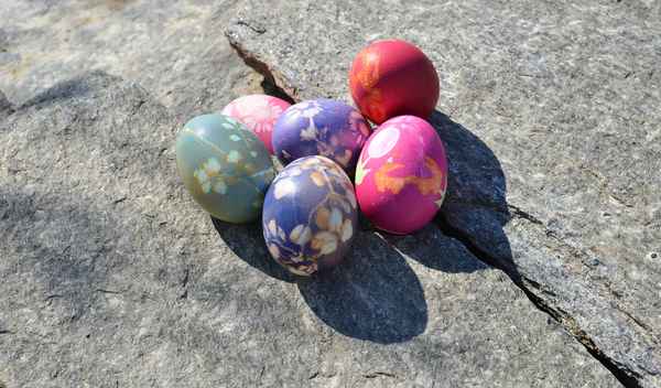 Ostereier in der Frühlingssonne