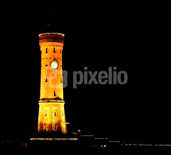 LEUCHTTURM VON LINDAU BEI NACHT