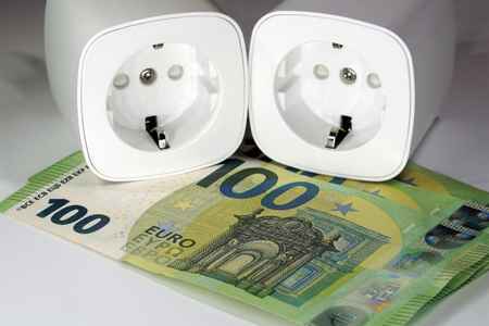 Stromkosten - Banknoten mit Steckdose