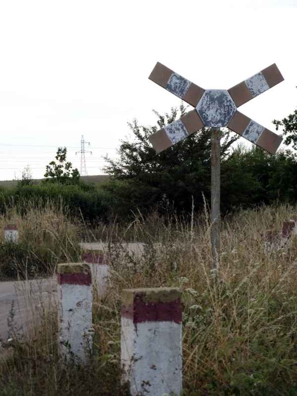 Vor dem Bahnübergang