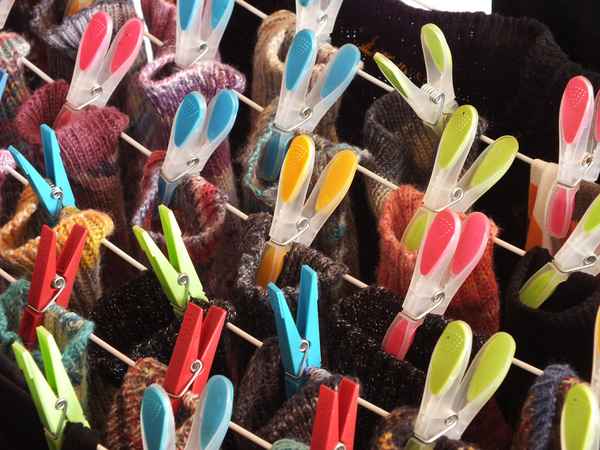 Bunte Wäscheklammern und Wäsche auf Leinen