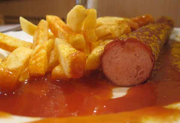 Currywurst mit Pommes