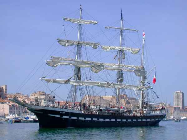 Segelschiff im Hafen