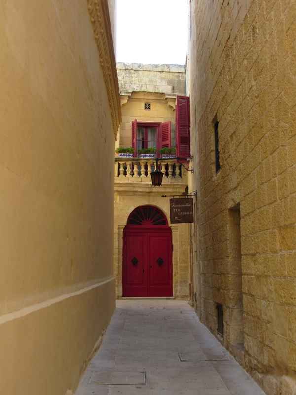 Gasse mit roter Tür