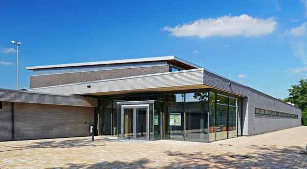 Mehrzweck-Sporthalle - Eingangsseite