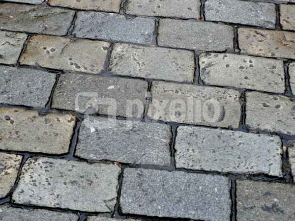 nasses Granitpflaster
