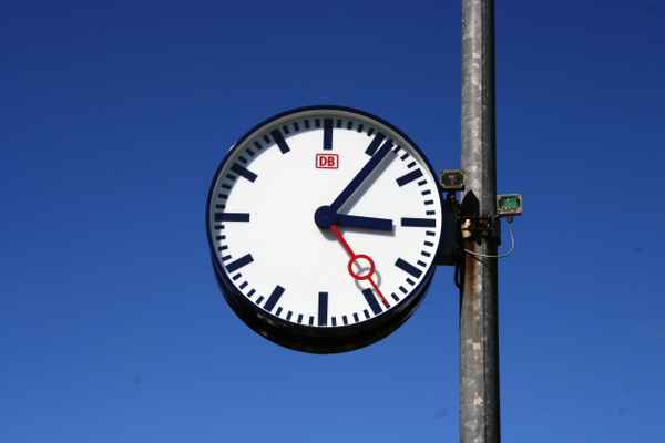 Es wird Zeit - Bahnhofsuhr auf Rügen