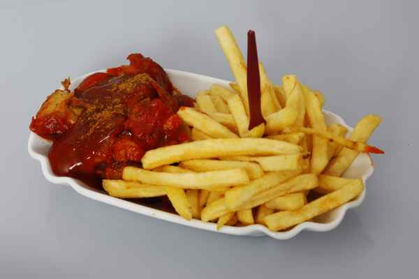 Currywurst und Pommes
