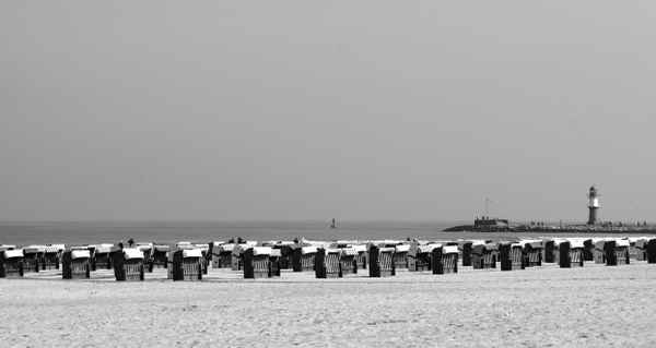 Strandkörbe und Leuchtturm