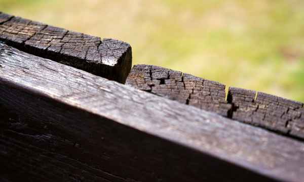 Makroaufnahme braune Zaun-Oberseite