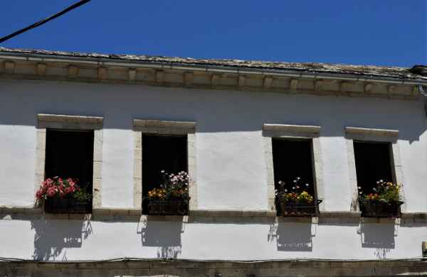 Hausfront in Gjirokastër; Albaniens historische Steinstadt