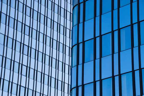 Blaue Glasfassade