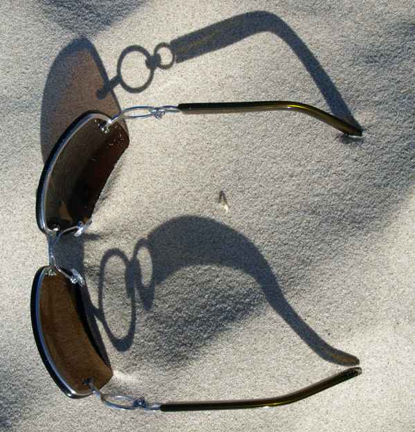 Sonnenbrille am Strand