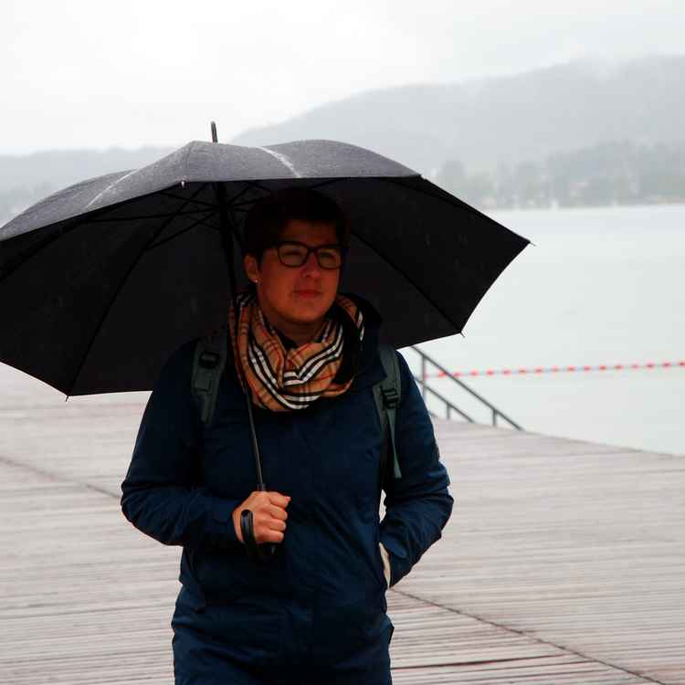 Frau mit Regenschirm