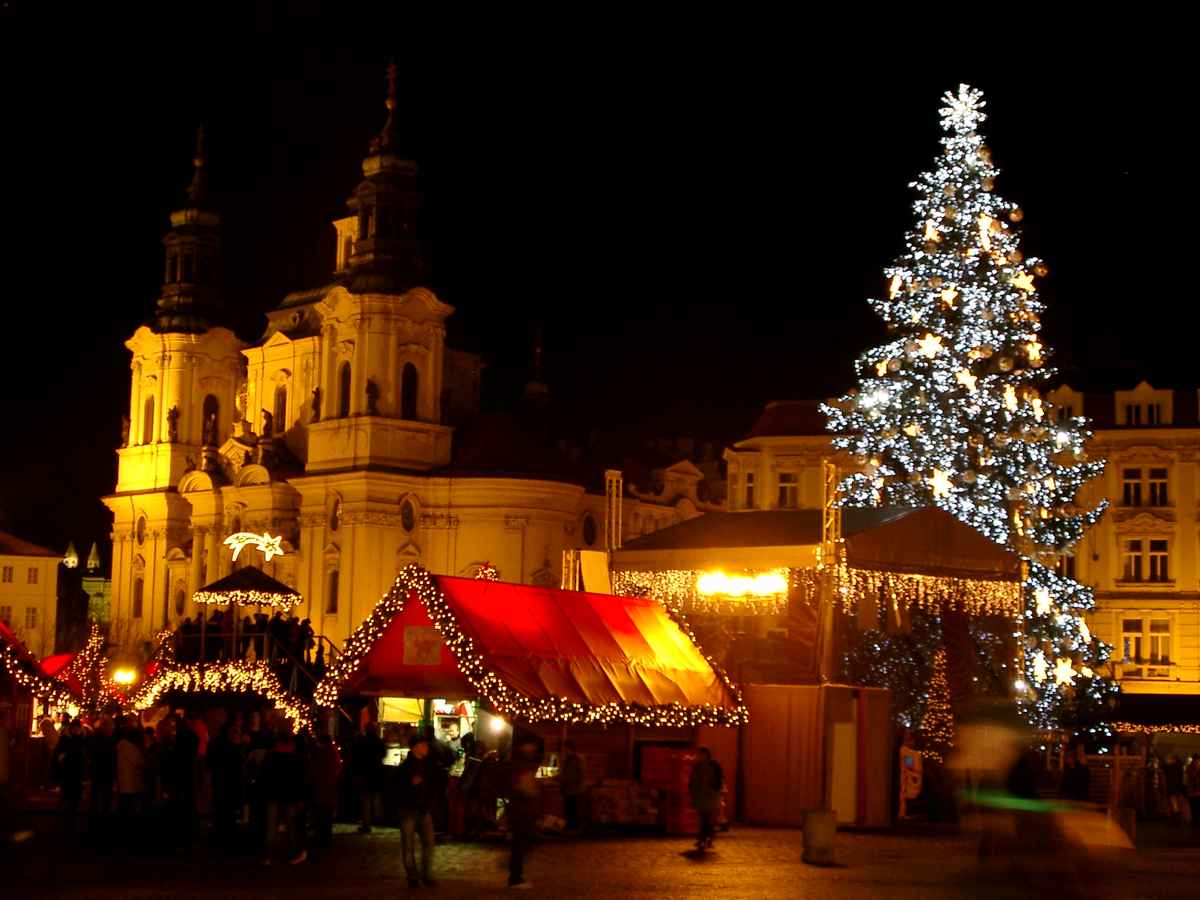 Rathausplatz bei Nacht