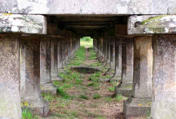Blick unter einen Getreidespeicher in Nordspanien