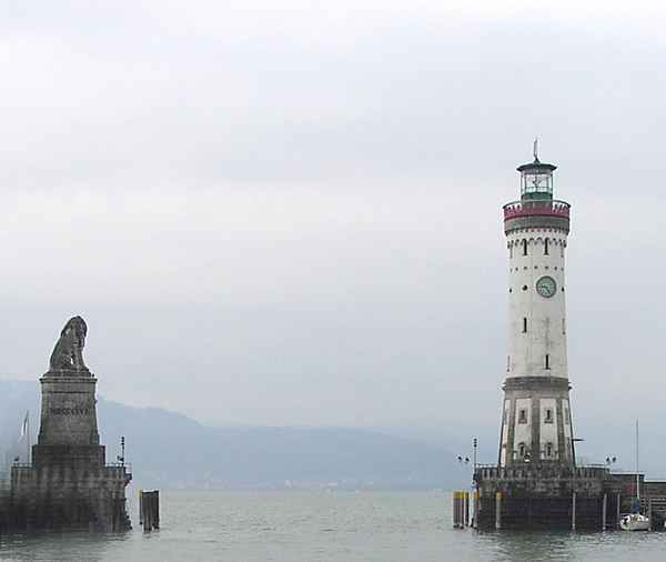Hafeneinfahrt von Lindau am Bodensee bei trübem Vormittag