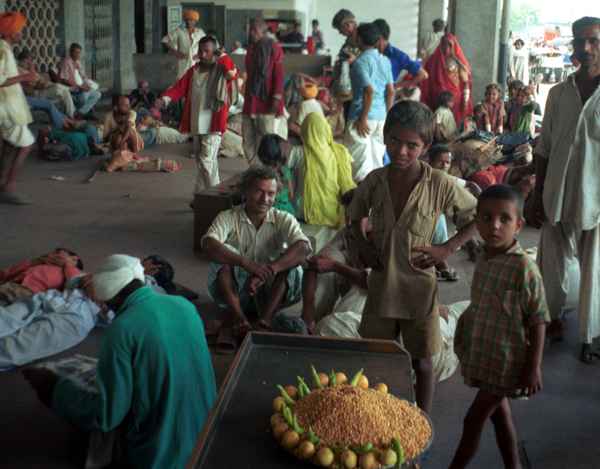 Vor dem Bahnhof in New Delhi