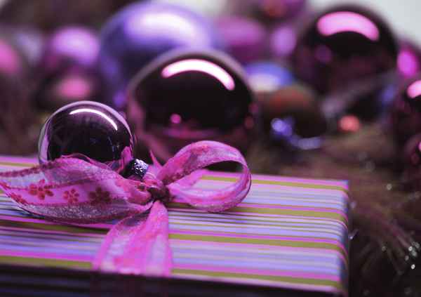 Geschenk mit Kugel lila