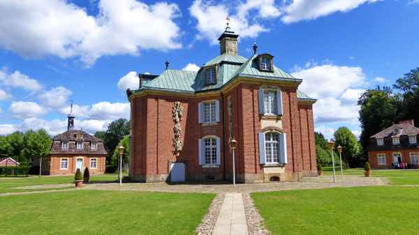 Schloß Clemenswerth - Zentralpavillon und Schloßkapelle