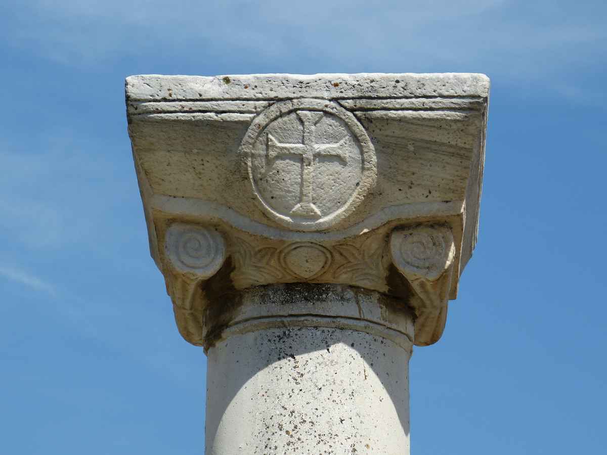Säule mit Kreuz