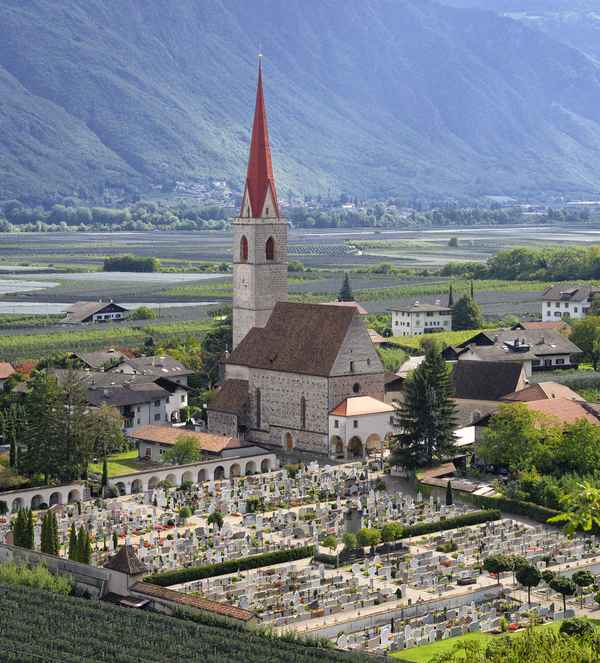 Lana. Niederlana mit Pfarrkirche Maria Himmelfahrt