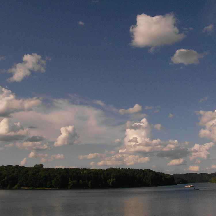 Wolken über Talsperre