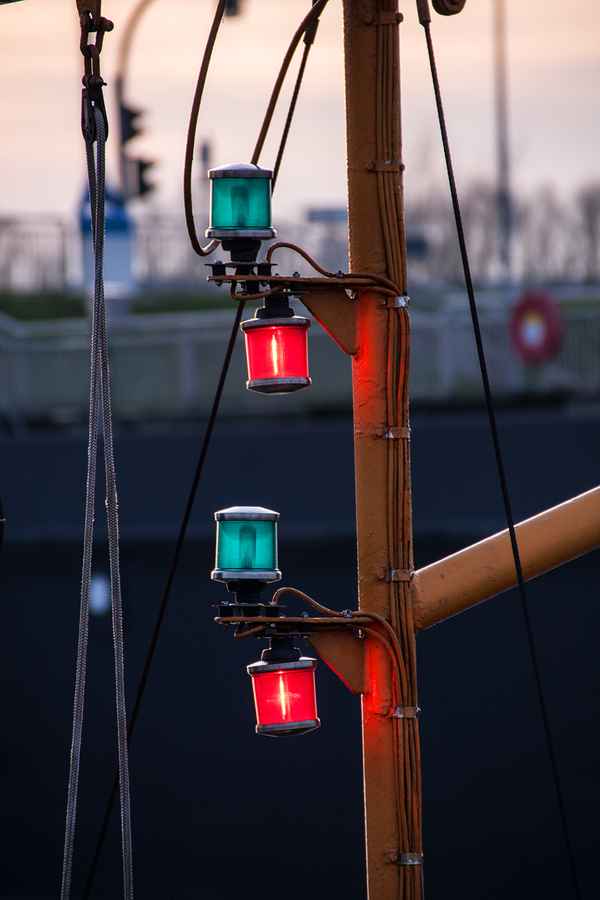 Positionsleuchten am Schiffsmast