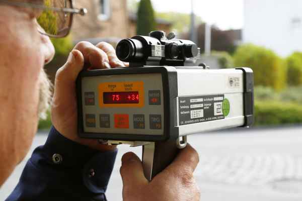 Polizist beim Lasern