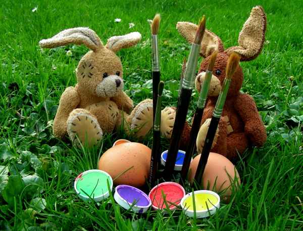 Osterhasen mit Pinsel, Farbe und Eiern