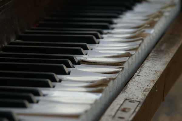 Verrottende Klaviere auf einer Berghalde