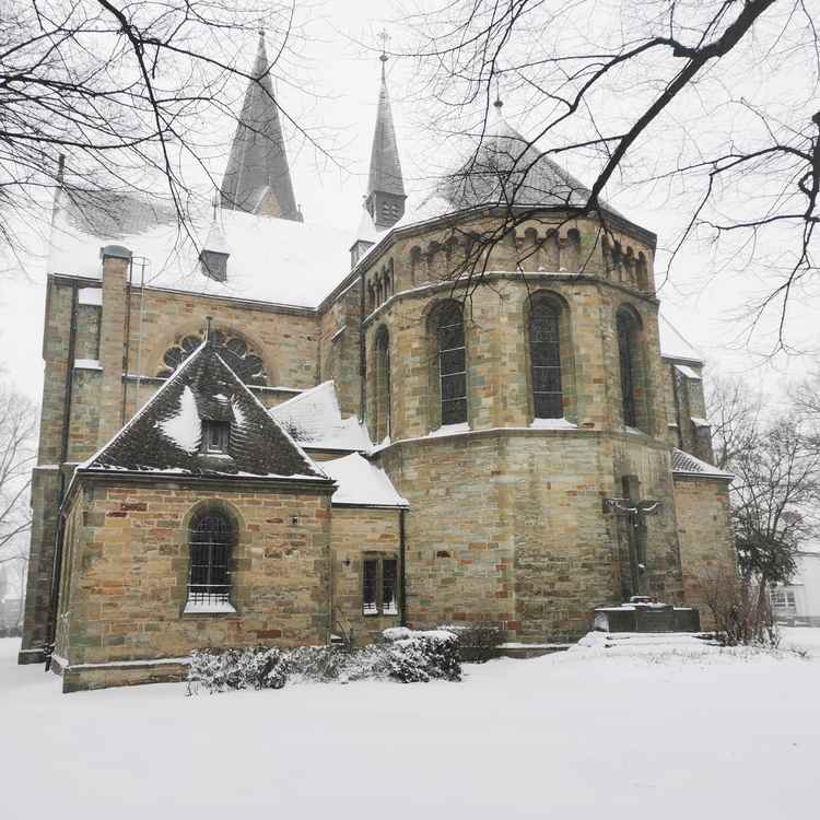 Kirche bedeckt mit Schnee