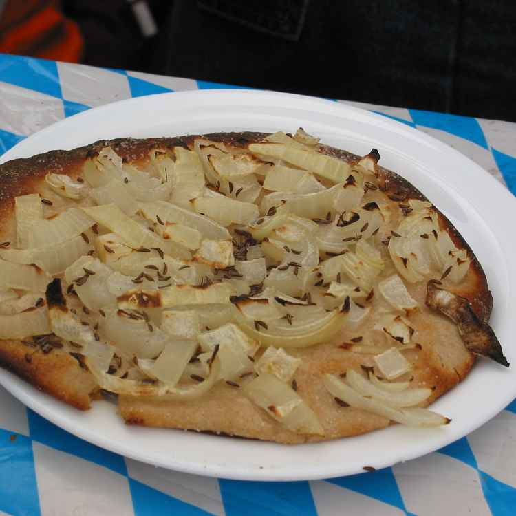 Zwiebelkuchen im Biergarten