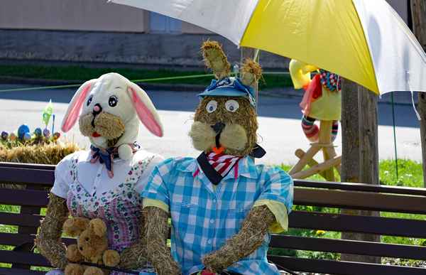 Osterdeko auf dem Dorfplatz