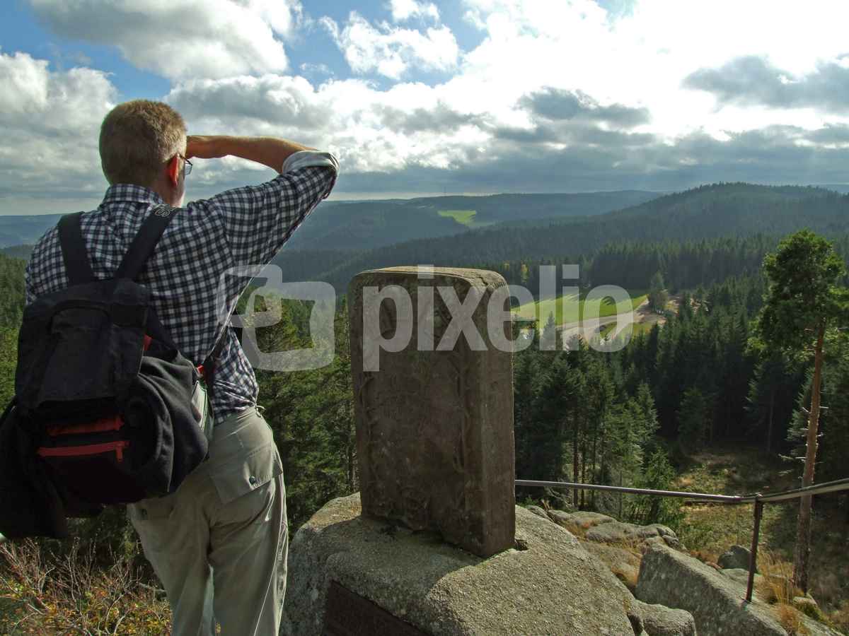 Ausblick über den Mittleren Schwarzwald beim Karlstein