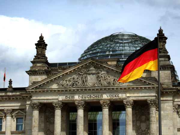 Reichtagsfront mit Kuppel und Fahne