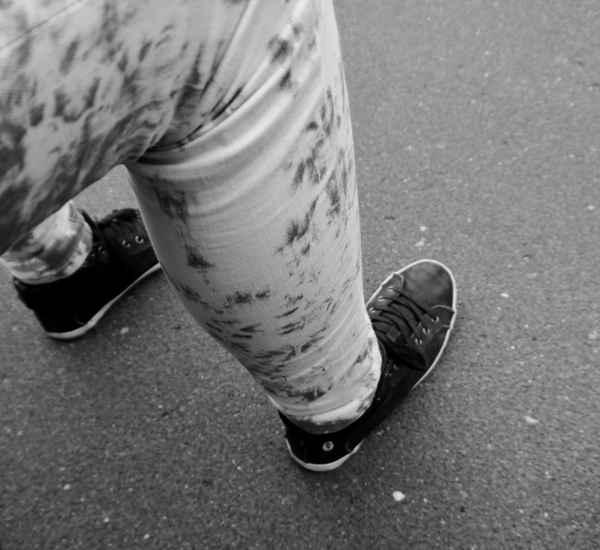 Bein und Fuß einer Jugendlichen mit Jeans