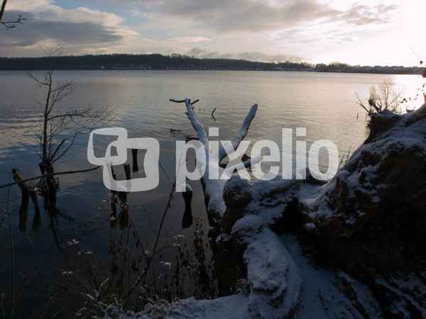 Schnee am See